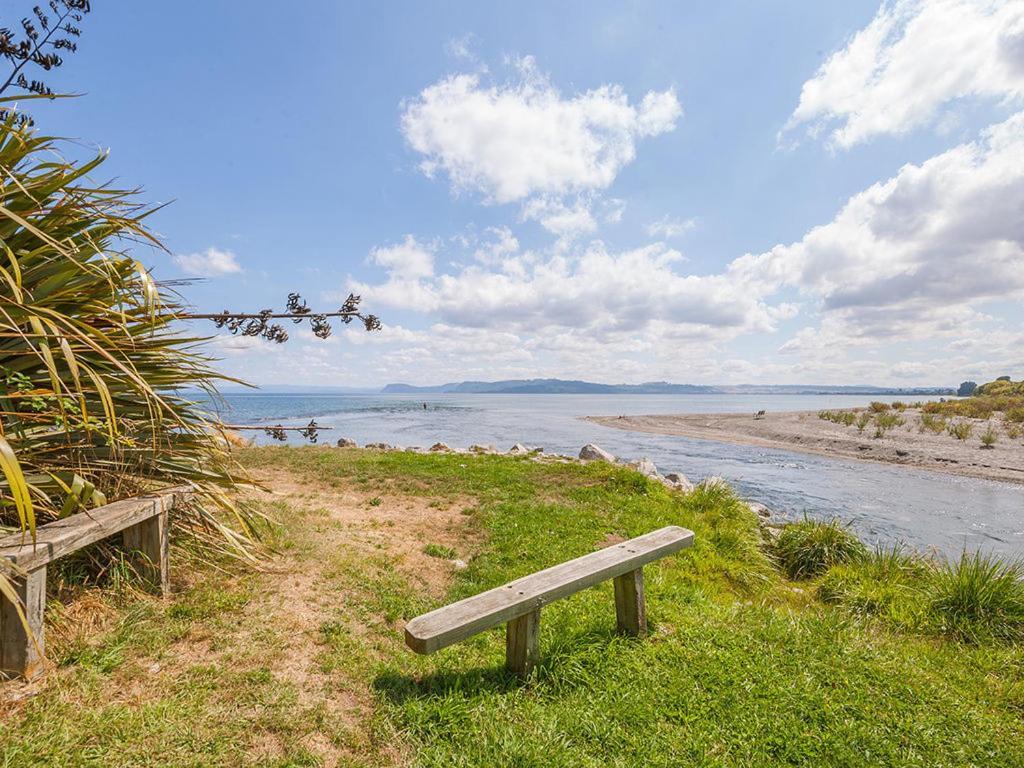 Lake Edge Cottage - Waitahanui Holiday Home Exterior photo